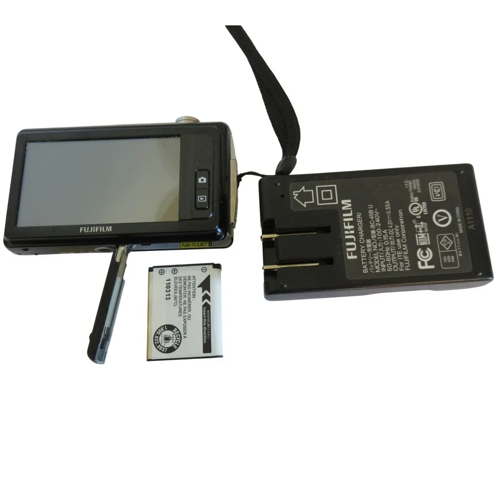 Fujifilm FinePix Z‎ Digital Camera Black Compact Point & Shoot + BC-45B Charger